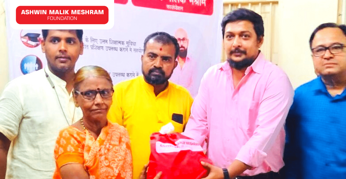 On the occasion of BJP Seva Saptah, AMM Foundation distributed 100+ Festival Happiness Kits to the underprivileged people at Kurla West.