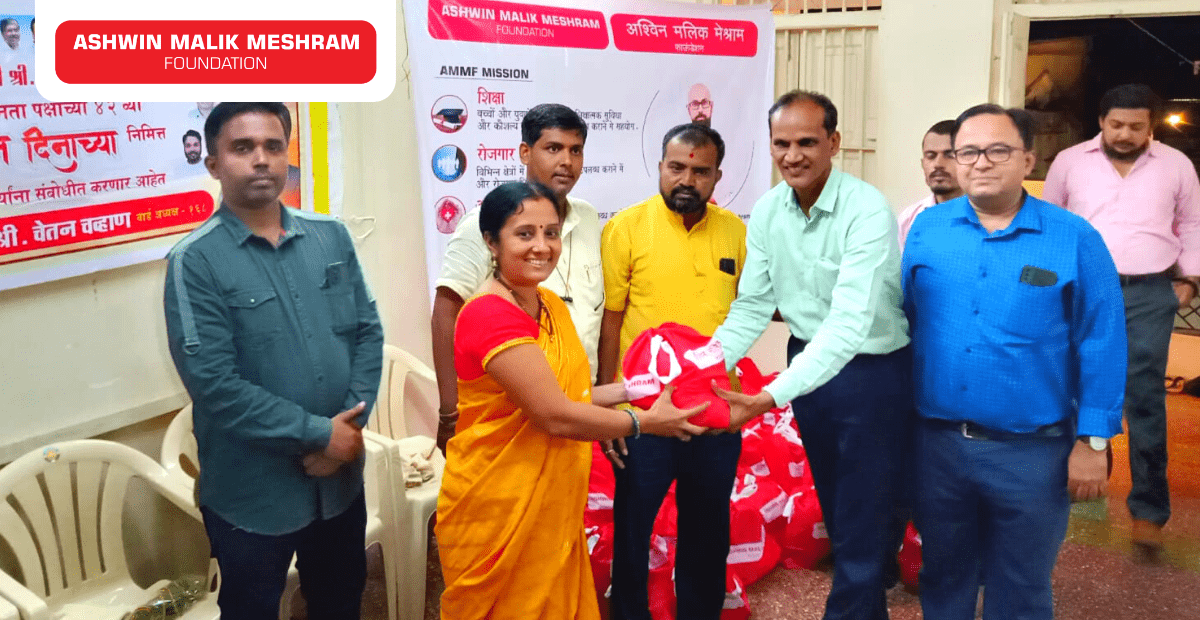 On the occasion of BJP Seva Saptah, AMM Foundation distributed 100+ Festival Happiness Kits to the underprivileged people at Kurla West.