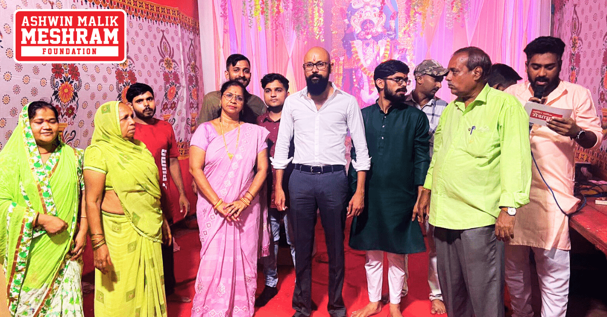 Our Chairman, Ashwin Malik Meshram visited the Jai Ambe Mitra Mandal - Thakkar Bappa, Chembur to take Maa Durga’s blessings.